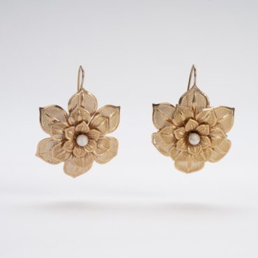 Orecchini Fiore pendenti vintage in demirouge dorato 14K, petali degradanti e perla d'imitazione, vista frontale su sfondo bianco.