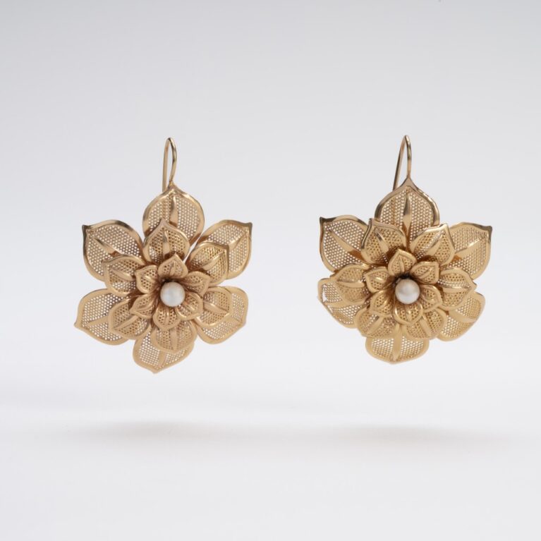 Orecchini Fiore pendenti vintage in demirouge dorato 14K, petali degradanti e perla d'imitazione, vista frontale su sfondo bianco.
