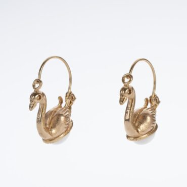 Orecchini a cigno su sfondo bianco, in primo piano si vede il dettaglio della chiusura.