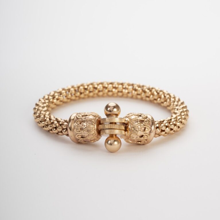 Bracciale a catena strutturata "Punto Dorato", 14K, larghezza 2 cm, su sfondo neutro.