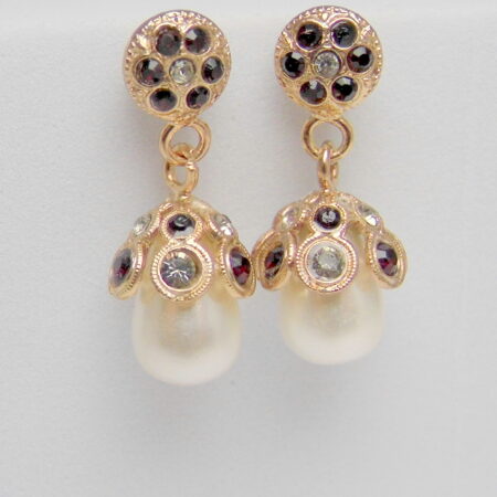 Dangling earrings with pearl drops