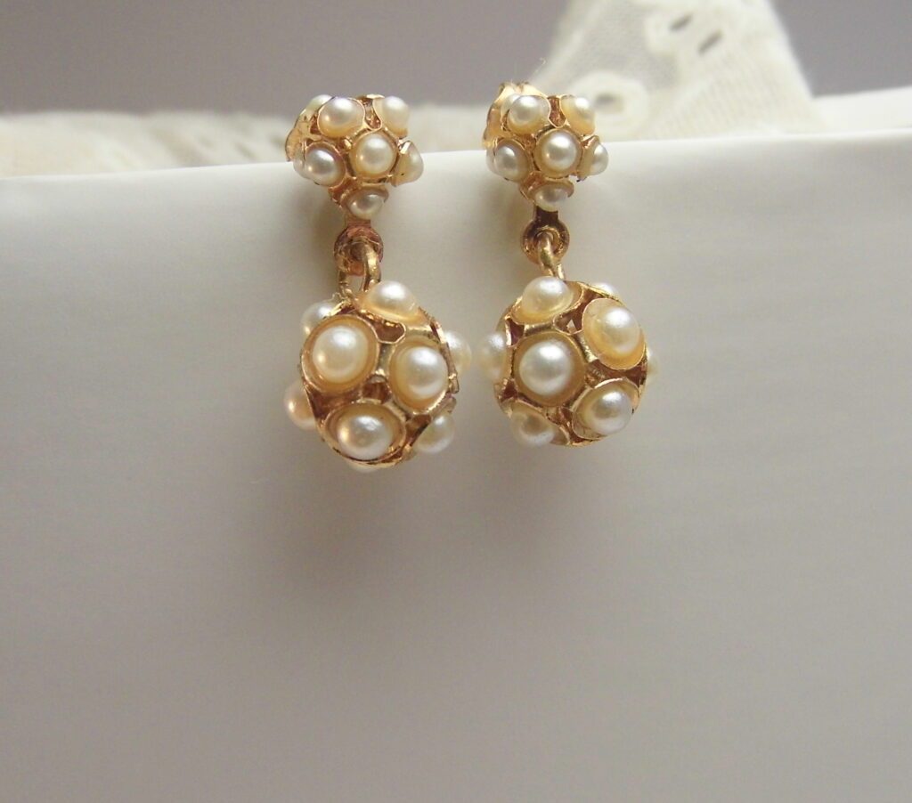 Dangling earrings with pearl beads