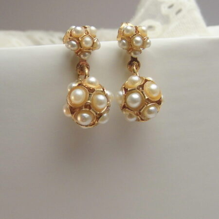 Dangling earrings with pearl beads