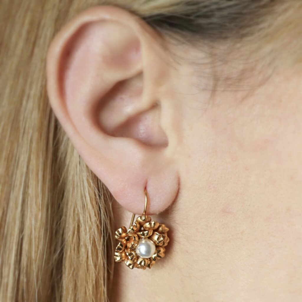 Orecchini floreali con perle: Eleganza italiana senza tempo