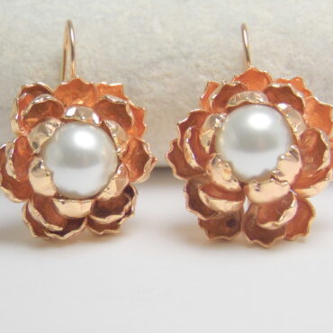 Flower earrings with small petals