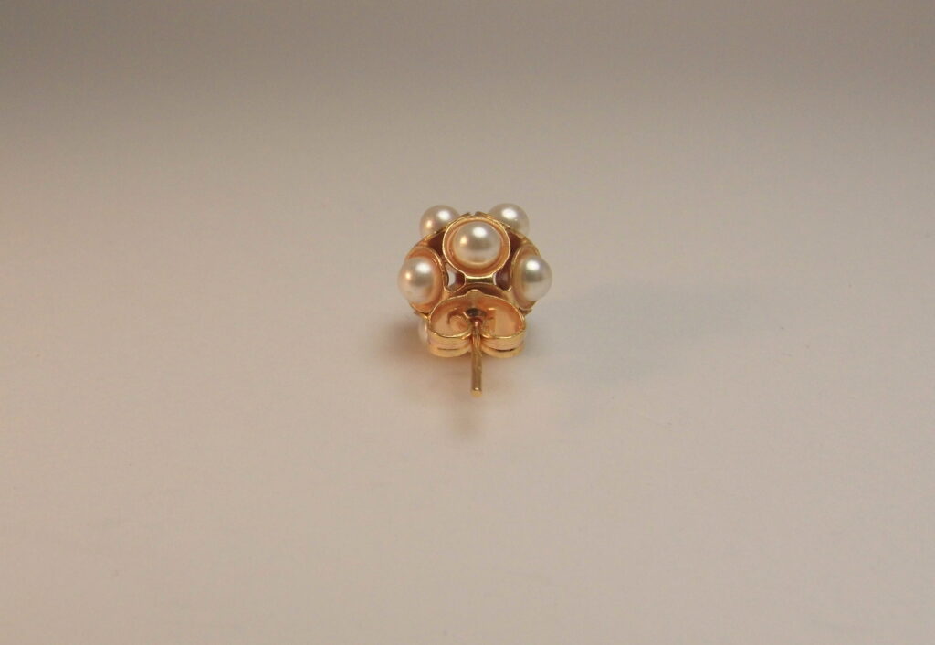 Vintage elegance: Liberty earrings with imitation pearls