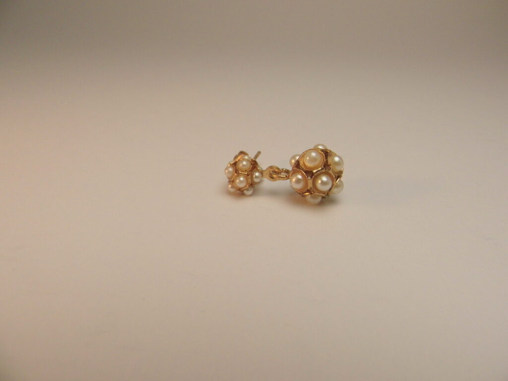 Dangling earrings with pearl beads