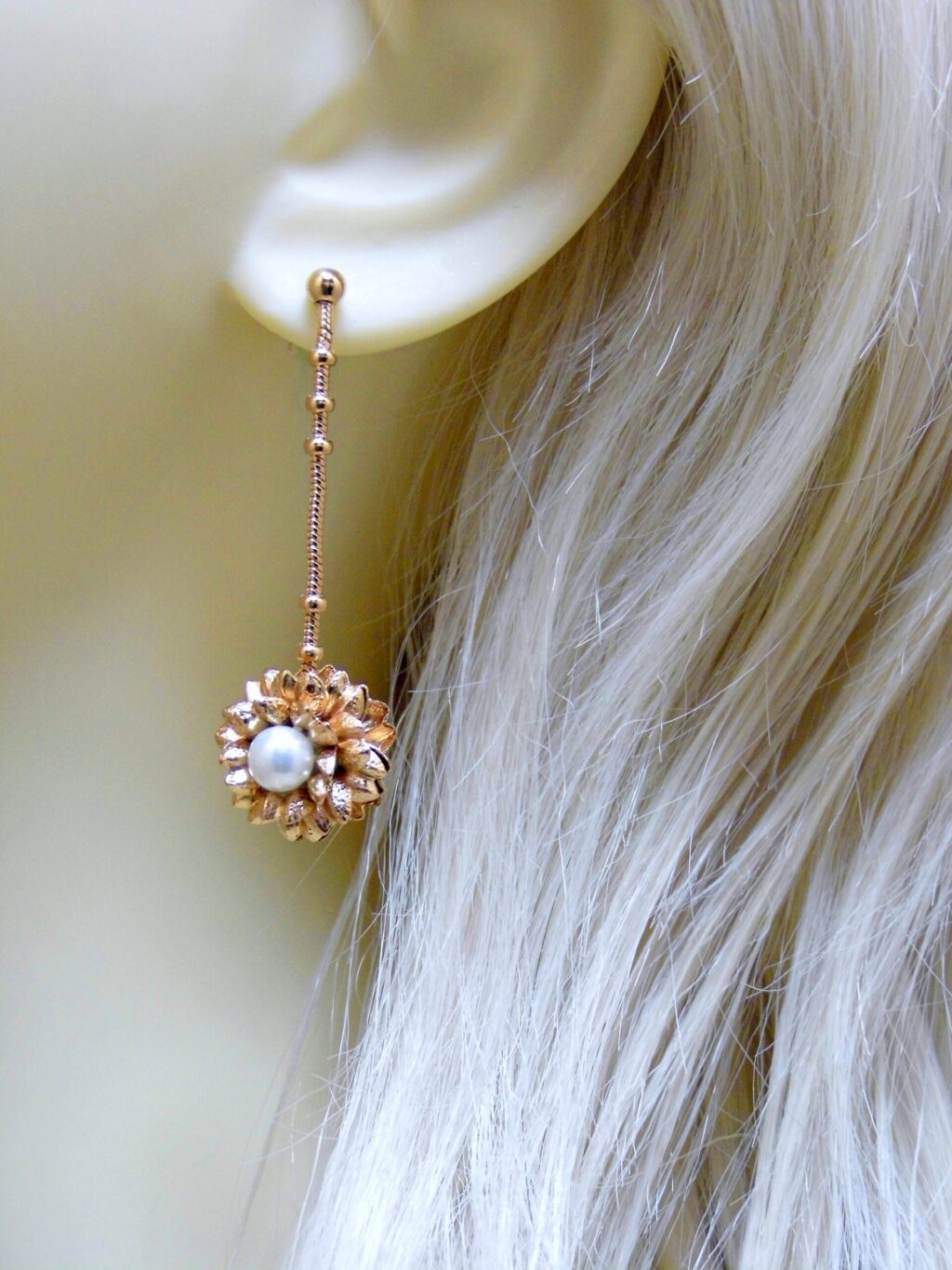Orecchini a Fiore stile Vintage con Perle: Eleganza senza tempo