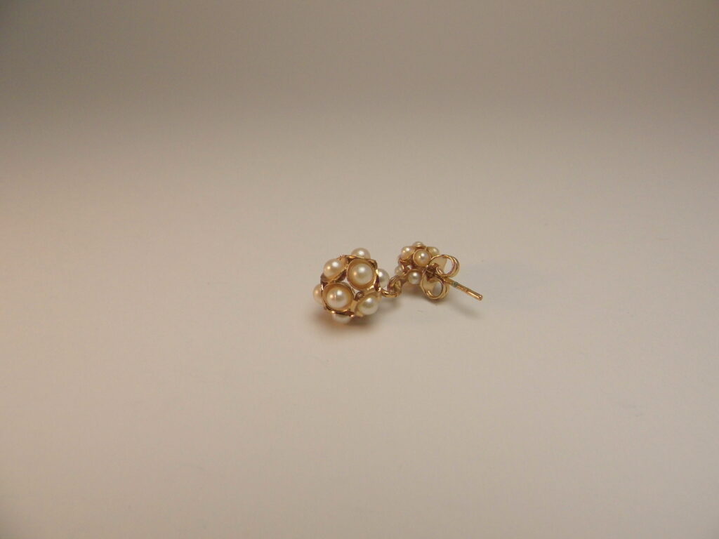 Dangling earrings with pearl beads