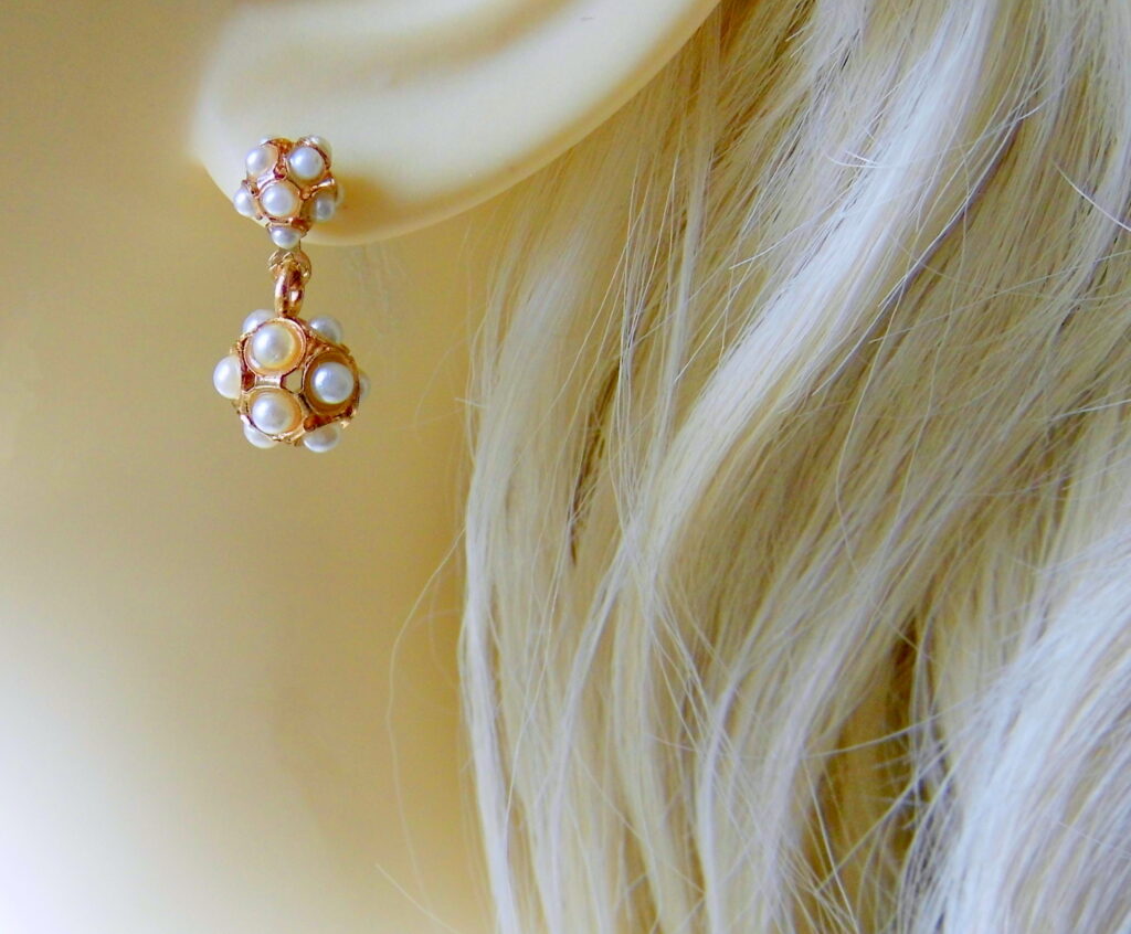 Dangling earrings with pearl beads