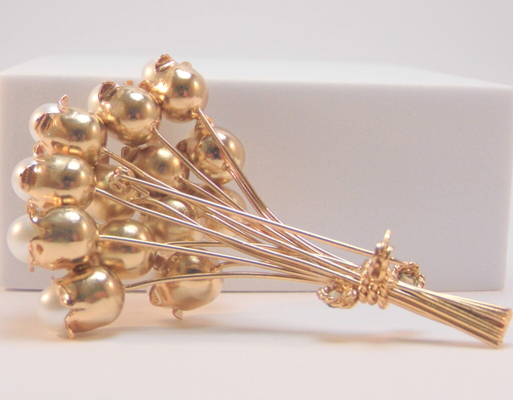 Large brooch with flower bouquet
