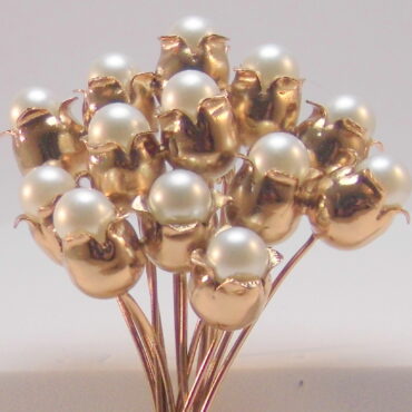 Large brooch with flower bouquet