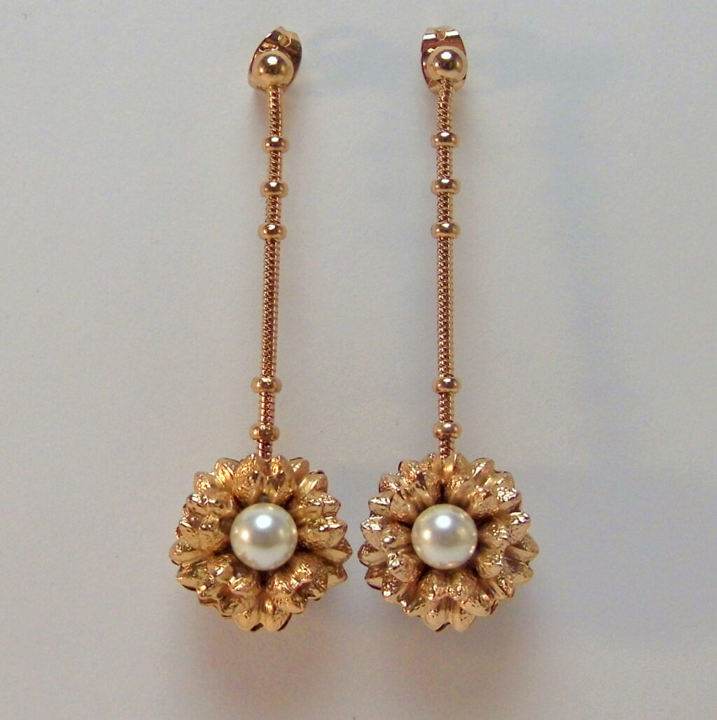 Orecchini a Fiore stile Vintage con Perle: Eleganza senza tempo