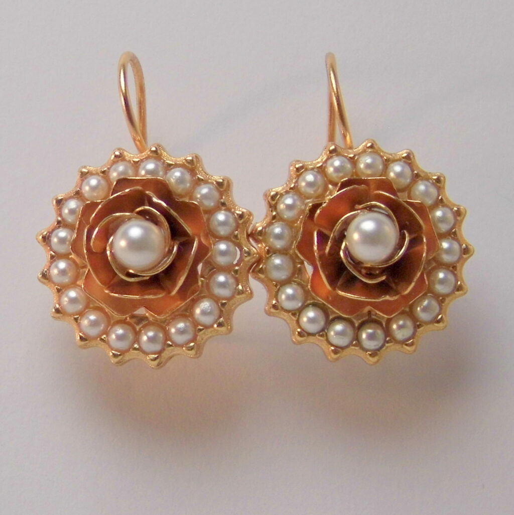 Orecchini con rosa centrale e piccole perle