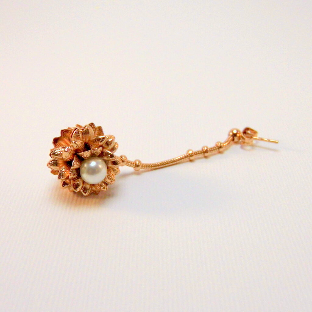 Orecchini a Fiore stile Vintage con Perle: Eleganza senza tempo
