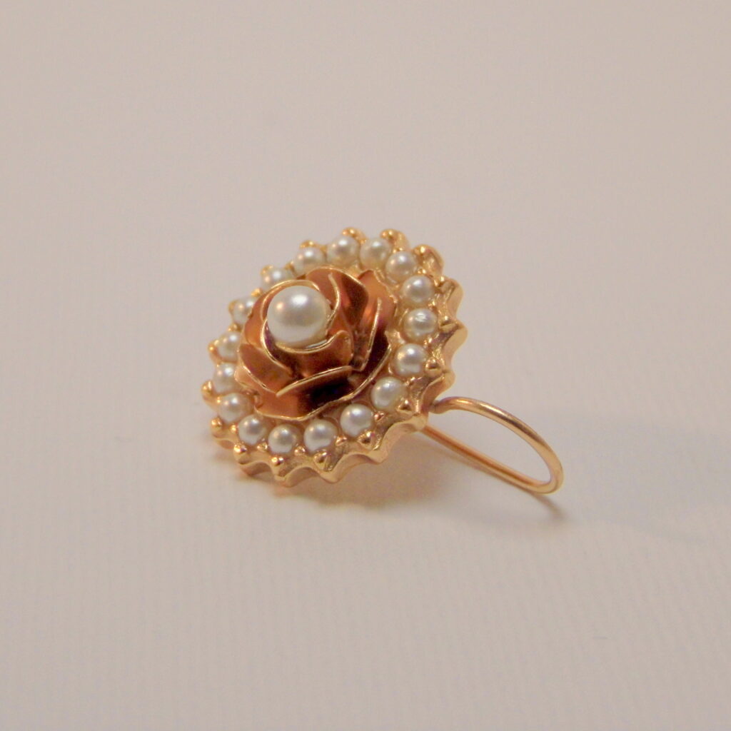 Orecchini con rosa centrale e piccole perle