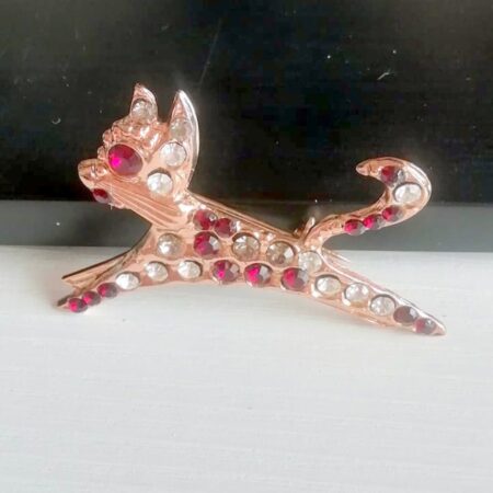 Micio di Cristallo: Un Passo Felino di Eleganza Dorata