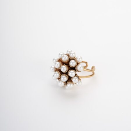 Anello artigianale dorato a cupola con cluster di perle bianche su fondo chiaro