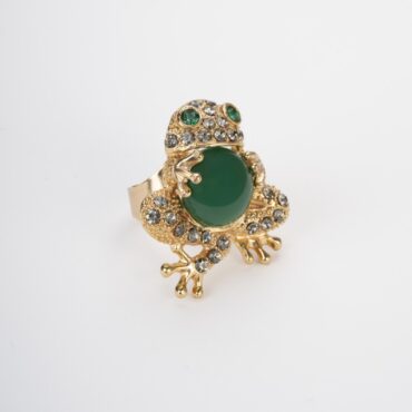 Anello rana scultura in stile vintage dorato con grande cabochon verde centrale in cristallo opaco e dettagli in strass.