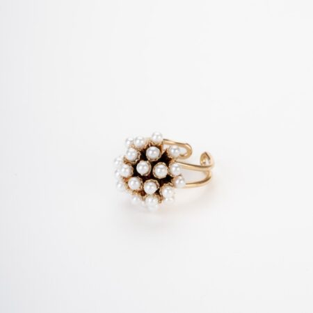 Anello artigianale dorato a cupola con cluster di perle bianche su fondo chiaro.