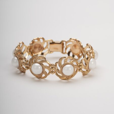 Bracciale margherite con perle d'imitazione.