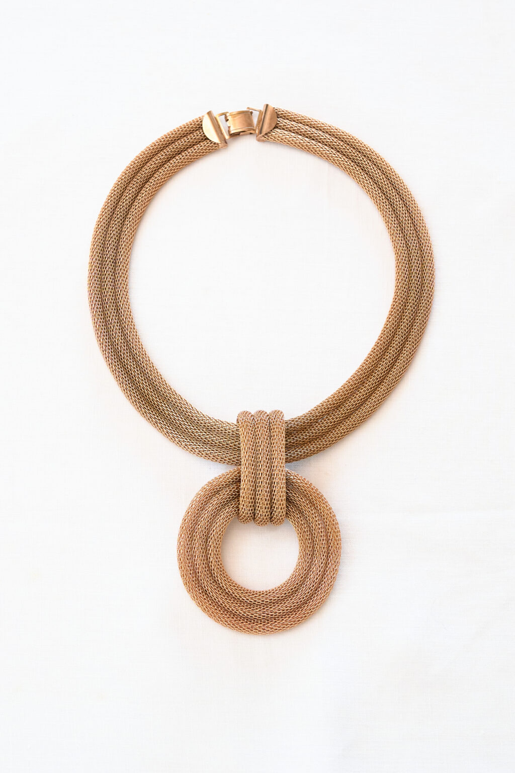 Esprimi il Tuo Stile: Collana "Africa" Dorata Versatile e d'Impatto
