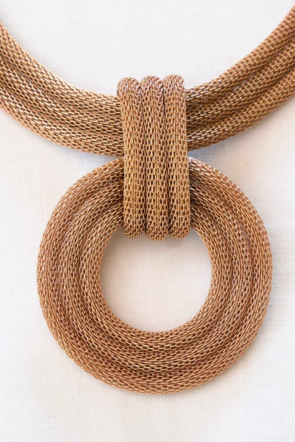 Esprimi il Tuo Stile: Collana "Africa" Dorata Versatile e d'Impatto