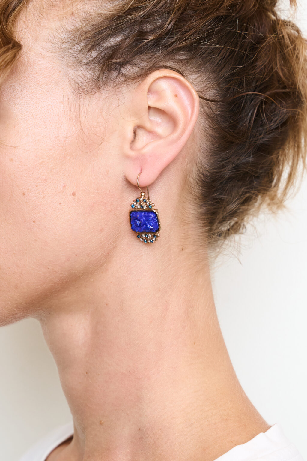 Carved flower in deep blue: rectangular earrings, modern and refined design