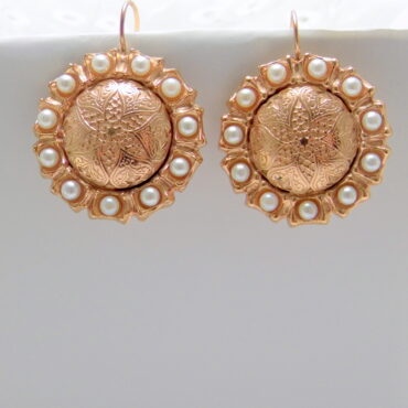 Orecchini a scudo e perle d'imitazione