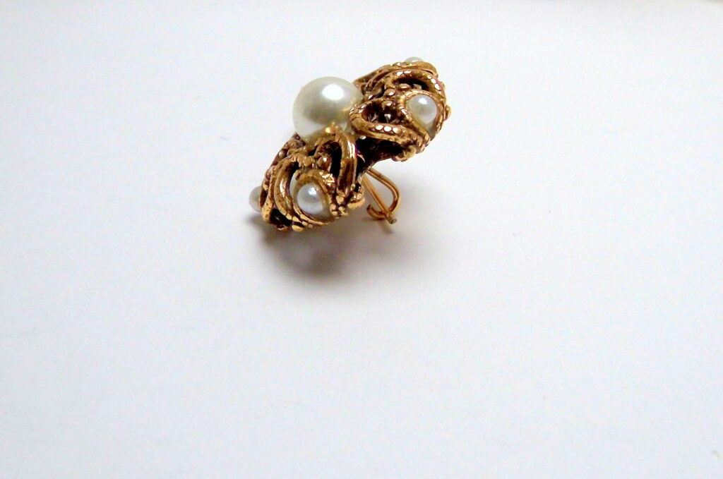 Orecchini a Fiore Pendenti con Perle: Un'Eleganza senza Tempo