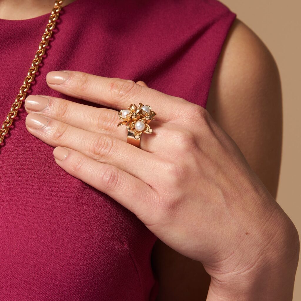 Ring with three flowers Baroque style