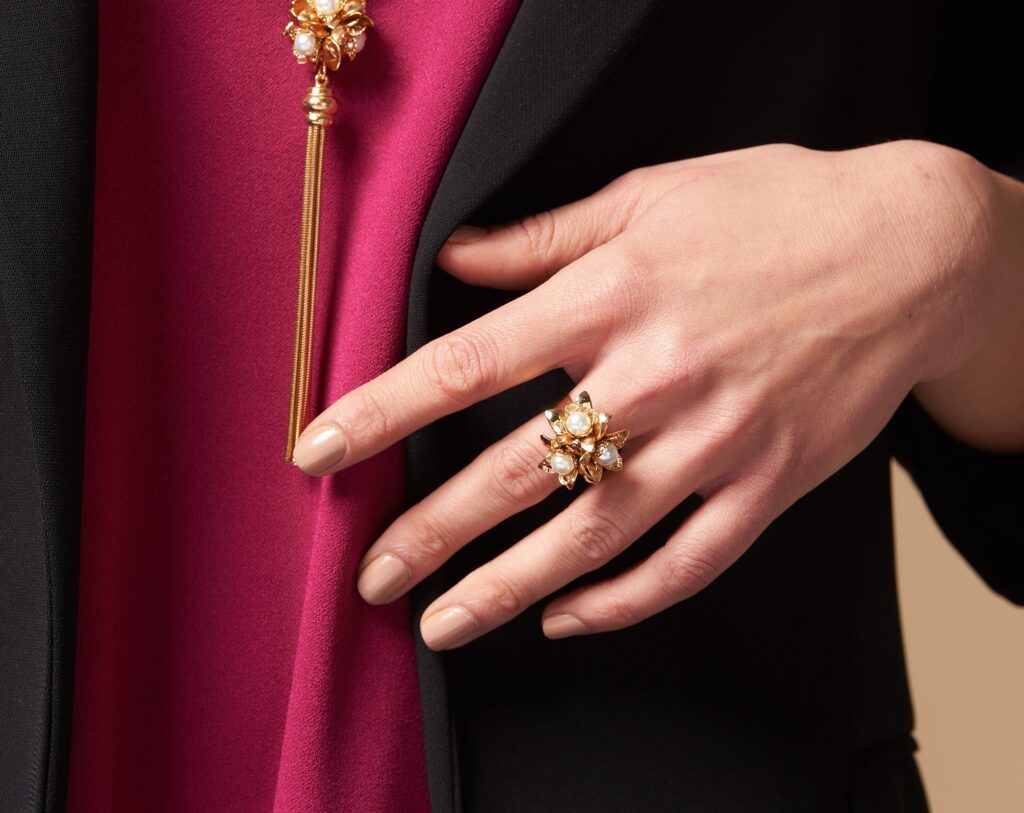Ring with three flowers Baroque style