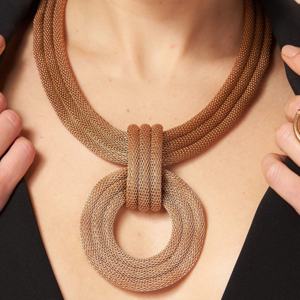 Esprimi il Tuo Stile: Collana "Africa" Dorata Versatile e d'Impatto