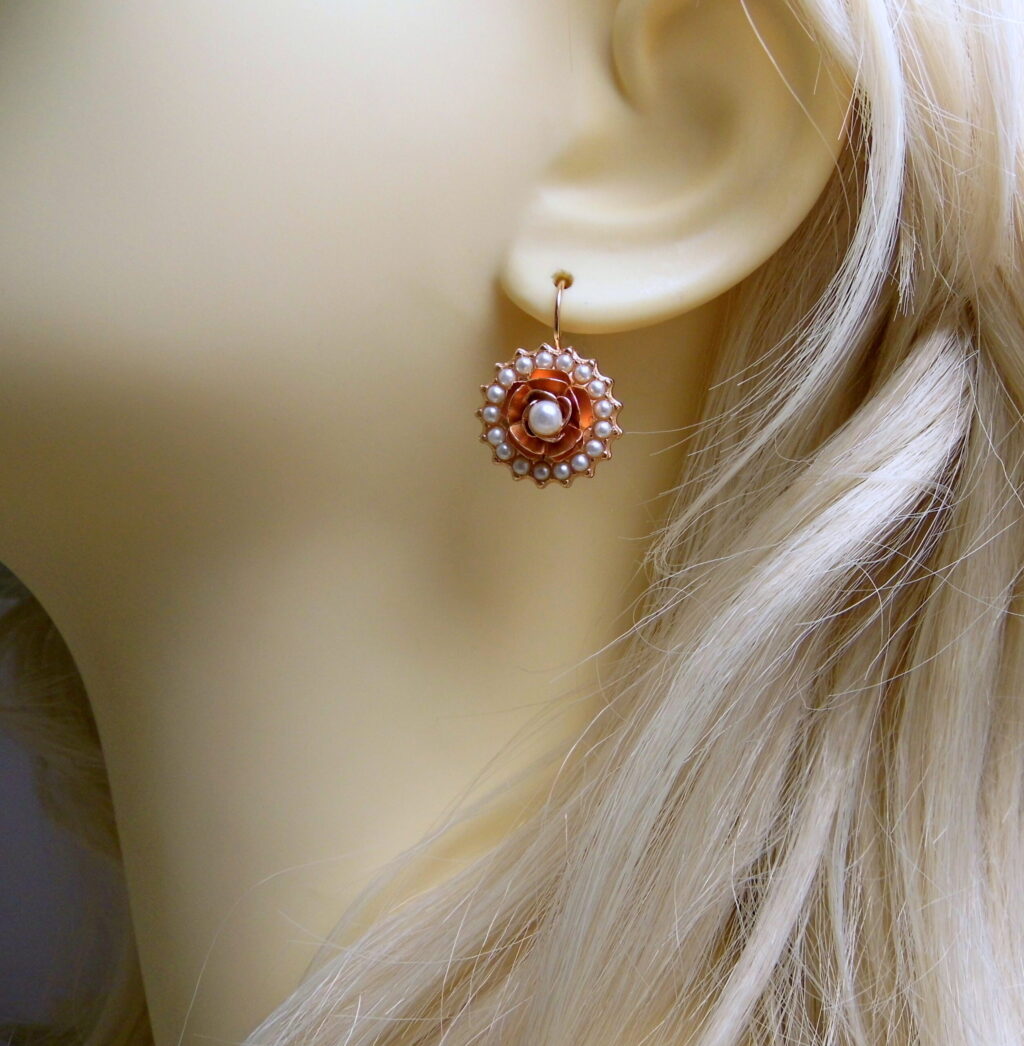 Orecchini con rosa centrale e piccole perle