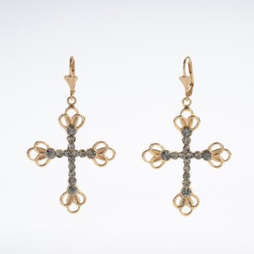 Primo piano del ciondolo a croce degli orecchini "Viaggio nel Tempo", con smerli ovali in metallo e cristalli grigio fumé incastonati, evidenziando la lavorazione artigianale in oro 14K.