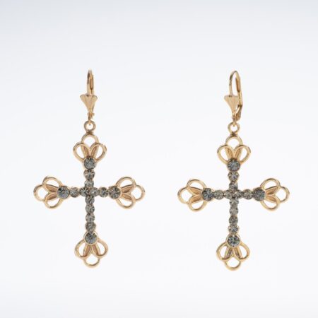 Primo piano del ciondolo a croce degli orecchini "Viaggio nel Tempo", con smerli ovali in metallo e cristalli grigio fumé incastonati, evidenziando la lavorazione artigianale in oro 14K.