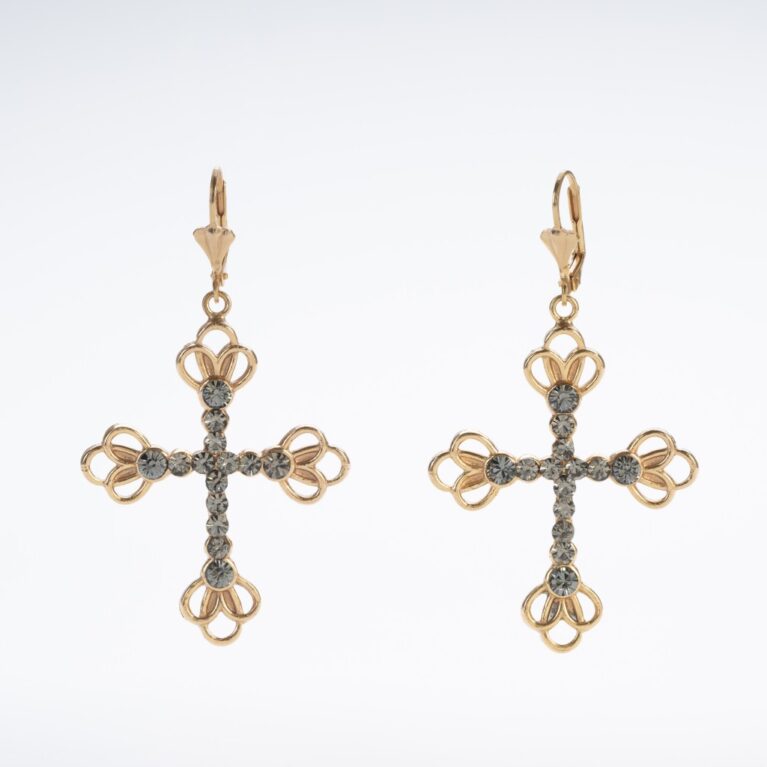 Primo piano del ciondolo a croce degli orecchini "Viaggio nel Tempo", con smerli ovali in metallo e cristalli grigio fumé incastonati, evidenziando la lavorazione artigianale in oro 14K.