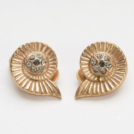Orecchini a clip, forma di conchiglia con cristalli.