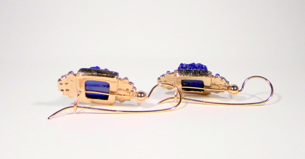 Carved flower in deep blue: rectangular earrings, modern and refined design
