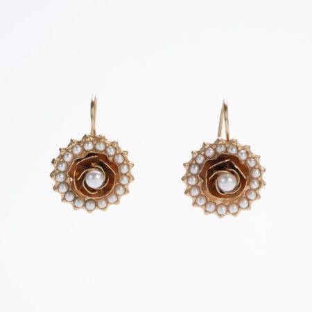 Orecchini con piccole rose in stile vittoriano.
