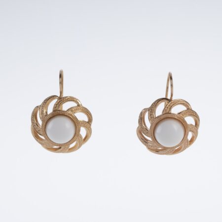 Orecchini margherite con perle d'imitazione.