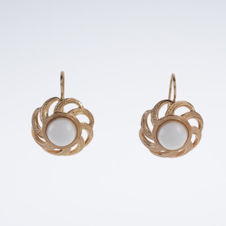 Orecchini margherite con perle d'imitazione.