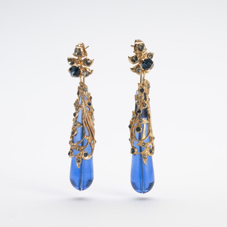 Orecchini Goccia di Murano 14K su sfondo bianco. Dettagli tralcio dorato e cristalli grigio fumo.