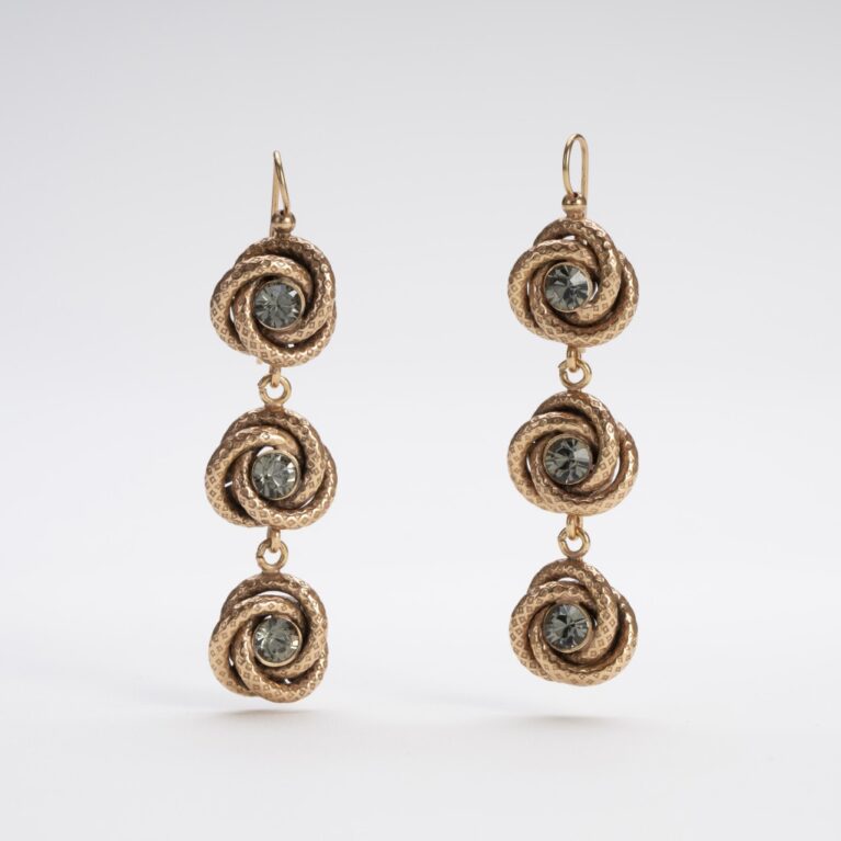 Orecchini pendenti a lampadario in Demirouge con cristalli grigio fumo.