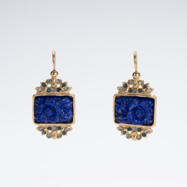 Carved flower in deep blue: rectangular earrings, modern and refined design