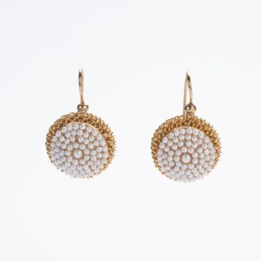 Orecchini pendenti stile antico perle doratura 14kt indossati su modella.