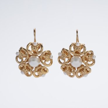 Dangling earrings with romantic flowers