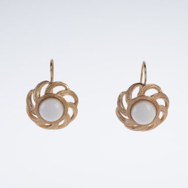 Daisy dangle earrings: classic and modern style