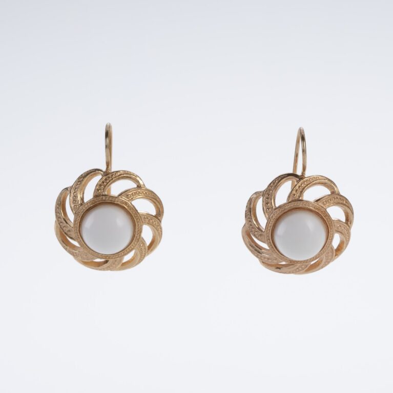 Daisy dangle earrings: classic and modern style