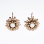 Earrings with large daisies
